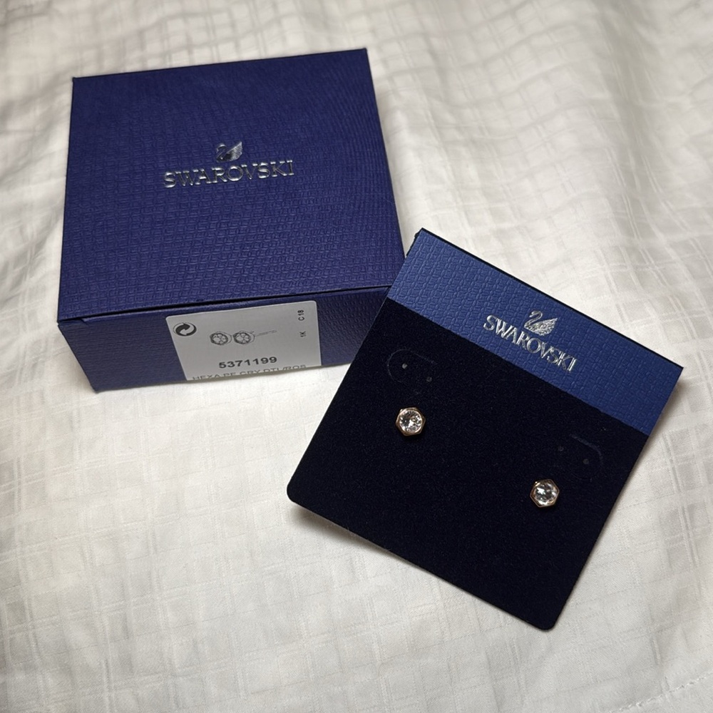 NEW with gift box SWAROVSKI Crystal INCENTIVE Stud Pierced Earrings Rose 5371199